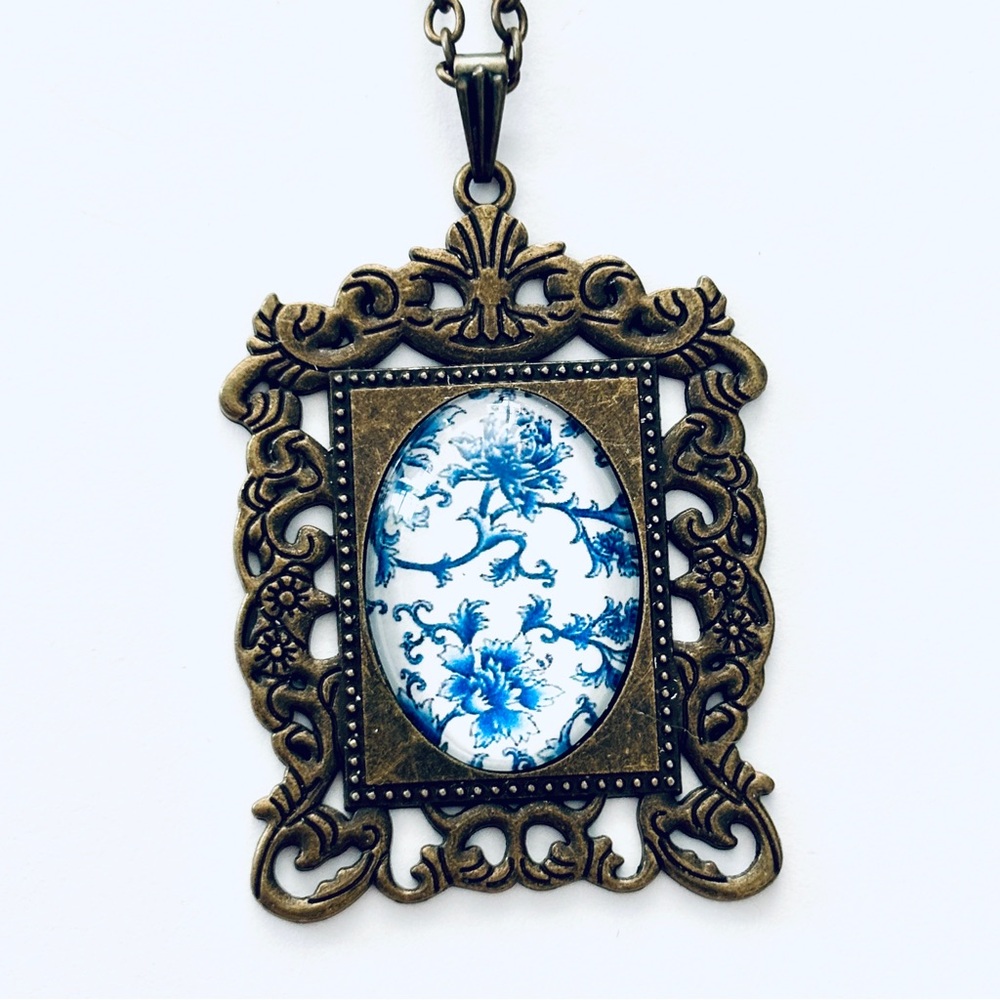 Vintage Style Floral Pendant Necklace, NWT
